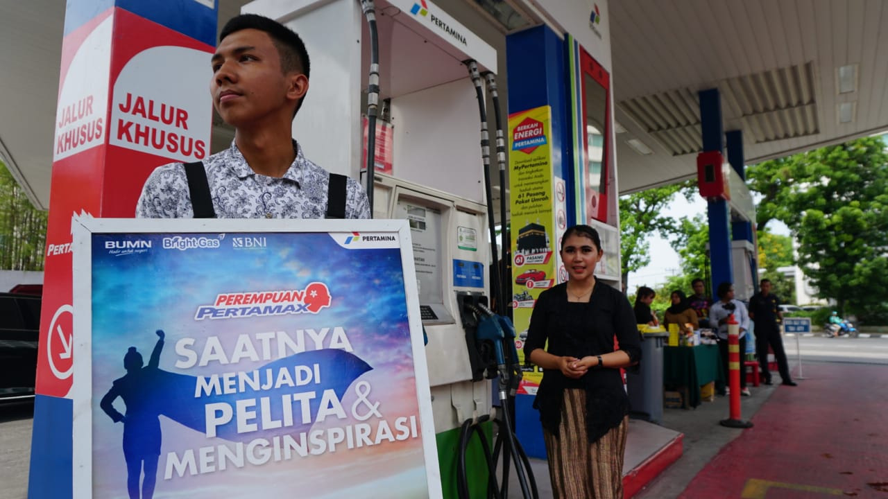 Karyawan 21 SPBU di Kota Medan, Bertugas Kenakan Kebaya 